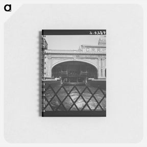 アートメモ帳-Ferry slip seen from ferry which transports passengers across the Hudson River by bus to trains on the Jersey side. New York City. Sourced from the Library of Congress. - ドロテア ラング Memo.