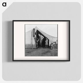 アートポスター-Supper time in Farm Security Administration (FSA) migratory emergency camp for workers in the pea fields - ドロテア ラング Poster.