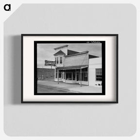アートポスター-Western Washington, Grays Harbor country. Elma. Main street. Note modern building which adjoins Elma city hall. The real estate and flower business is across the street. Sourced from the Library of Co - ドロテア ラング Poster.