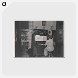 アートポストカード-Fruit Farmer's Wife Playing Piano
 - ラッセル リー Postcard.