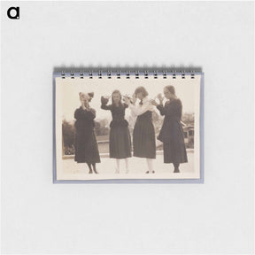 アートメモ帳-Four Women Making Hand Gestures
 - セントルイス美術館 Memo.