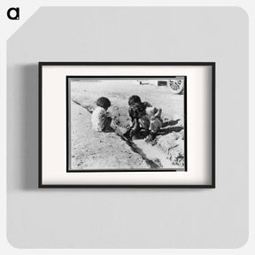 アートポスター-Mexican children playing in ditch which runs through company cotton camp near Corcoran, California - ドロテア ラング Poster.