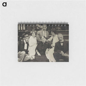 アートメモ帳-Untitled (Stieglitz, Agnes, mother Hedwig, Julius, Selma, and Lee on Oaklawn steps) - アルフレッド スティーグリッツ Memo.