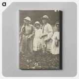 Untitled (Flora, Elizabeth, Howard & Kitty in Lake George field) - アルフレッド スティーグリッツ Canvas.