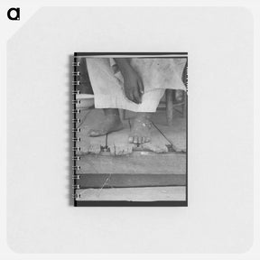 アートメモ帳-Fifty-seven year old sharecropper woman. Hinds County, Mississippi. Thin dimes around the ankles to prevent headaches - ドロテア ラング Memo.