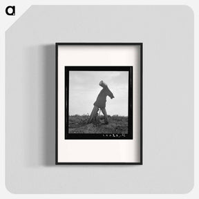 アートポスター-Untitled photo, possibly related to: Scarecrow on a newly cleared field with stumps near Roxboro, North Carolina - ドロテア ラング Poster.