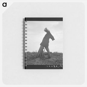 アートメモ帳-Untitled photo, possibly related to: Scarecrow on a newly cleared field with stumps near Roxboro, North Carolina - ドロテア ラング Memo.