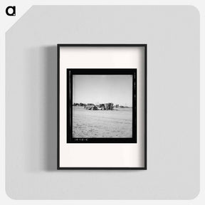 アートポスター-Housing of migratory field workers (Mexican) across road from Farm Security Administration camp (FSA) - ドロテア ラング Poster.