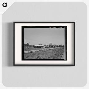 アートポスター-Approach to the Delta cooperative farm from highway, cooperative store in foreground. Hillhouse, Mississippi. Sourced from the Library of Congress. - ドロテア ラング Poster.