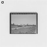 Approach to the Delta cooperative farm from highway, cooperative store in foreground. Hillhouse, Mississippi. Sourced from the Library of Congress. - ドロテア ラング Memo.