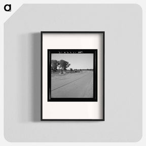 アートポスター-Family camped on U.S. Highway 63. Cache County, Oklahoma. - ドロテア ラング Poster.
