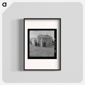 アートポスター-Migratory field worker's home on the edge of a pea field - ドロテア ラング Poster.