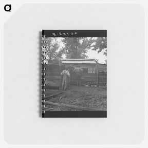アートメモ帳-Untitled photo, possibly related to: Noon time chores of tenant farmer: feeding the pigs. Granville County, North Carolina - ドロテア ラング Memo.