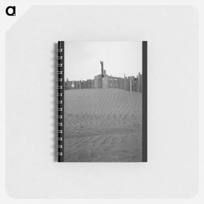 アートメモ帳-A corral practically buried by drifted dust. Mills, New Mexico. - ドロテア ラング Memo.