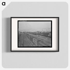 アートポスター-Railroad yard, outskirts of fast-growing town. Klamath Falls, Oregon. - ドロテア ラング Poster.