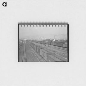 アートメモ帳-Railroad yard, outskirts of fast-growing town. Klamath Falls, Oregon. - ドロテア ラング Memo.