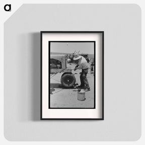 アートポスター-Day Laborer Cranking Tractor
 - ラッセル リー Poster.