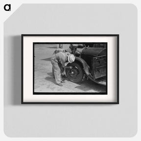 アートポスター-Migrants Checking Tires
 - ラッセル リー Poster.