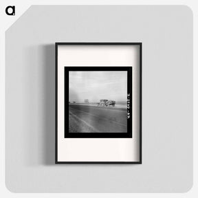 アートポスター-Migrant family on U.S. Highway 99 between Bakersfield and Famoso, California - ドロテア ラング Poster.