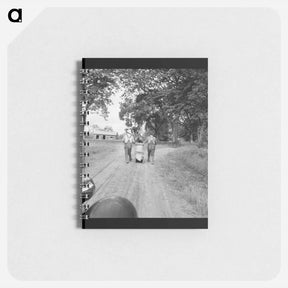 アートメモ帳-Mr. Taylor and wage laborer slide tobacco to the barn from the field, about a quarter of a mile. Granville County, North Carolina. Sourced from the Library of Congress. - ドロテア ラング Memo.