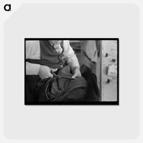 アートポストカード-Tailor Cutting Cloth
 - ラッセル リー Postcard.