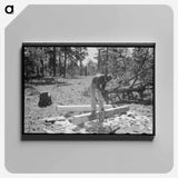 アートパネル-Hewing out a tie with a broadaxe, Pie Town, New Mexico
 - ラッセル リー Canvas.