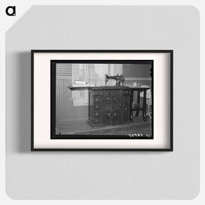 アートポスター-Sewing Machine in a Fruit Farmer's Home
 - ラッセル リー Poster.