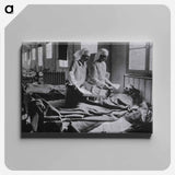 アートパネル-U.S. American National Red Cross Evacuation Hospital No. 114, Fleury-sur-Aisne, France: Ward M, nurses cheering up the patients
 - 国立医学図書館 Canvas.