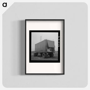 アートポスター-The power unit. FSA mobile camp. Merrill, Klamath County, Oregon. - ドロテア ラング Poster.