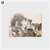 アートポストカード-Three Women on Hood of Automobile
 - セントルイス美術館 Postcard.