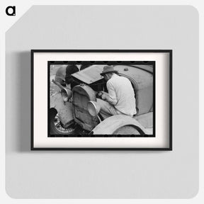 アートポスター-Repairing an Automobile Motor, Waco, Texas
 - ラッセル リー Poster.