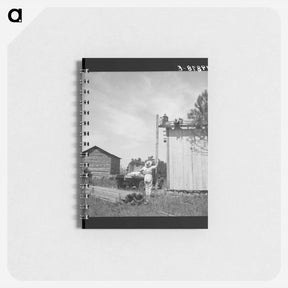 アートメモ帳-Building plank tobacco barn to replace old log one - ドロテア ラング Memo.