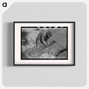 アートポスター-Prospector Working the Sluice Box, Pinos Altos, New Mexico
 - ラッセル リー Poster.