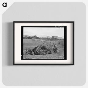 アートポスター-Stump pile, ready to burn, house, barn, and farm buildings on Unruf farm - ドロテア ラング Poster.