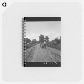 アートメモ帳-Mr. Taylor and wage laborer slide the tobacco to barn from the field, about quarter of a mile. Granville County, North Carolina. Sourced from the Library of Congress. - ドロテア ラング Memo.