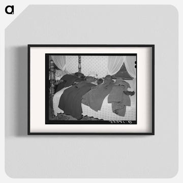 Coats of Home Demonstration Club Members on Bed
 - ラッセル リー Poster.