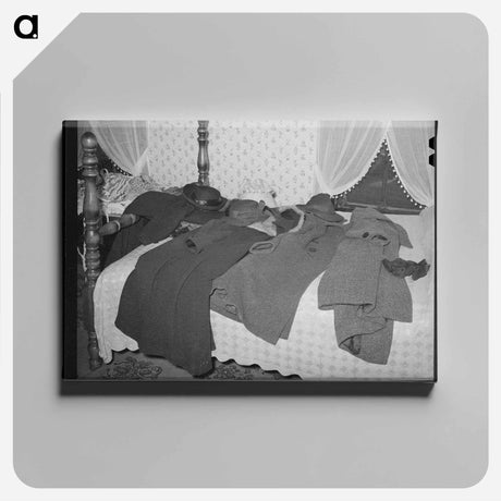 アートパネル-Coats of Home Demonstration Club Members on Bed
 - ラッセル リー Canvas.