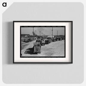 アートポスター-Lineup of Trucks Waiting to Be Unloaded at Stockyard, San Angelo, Texas
 - ラッセル リー Poster.