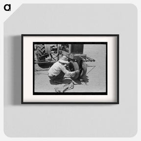 アートポスター-Day Laborer Examining Tractor Wheel Bearing
 - ラッセル リー Poster.