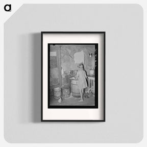 アートポスター-Sharecropper's Daughter and Chicken in Kitchen of Shack Home
 - ラッセル リー Poster.