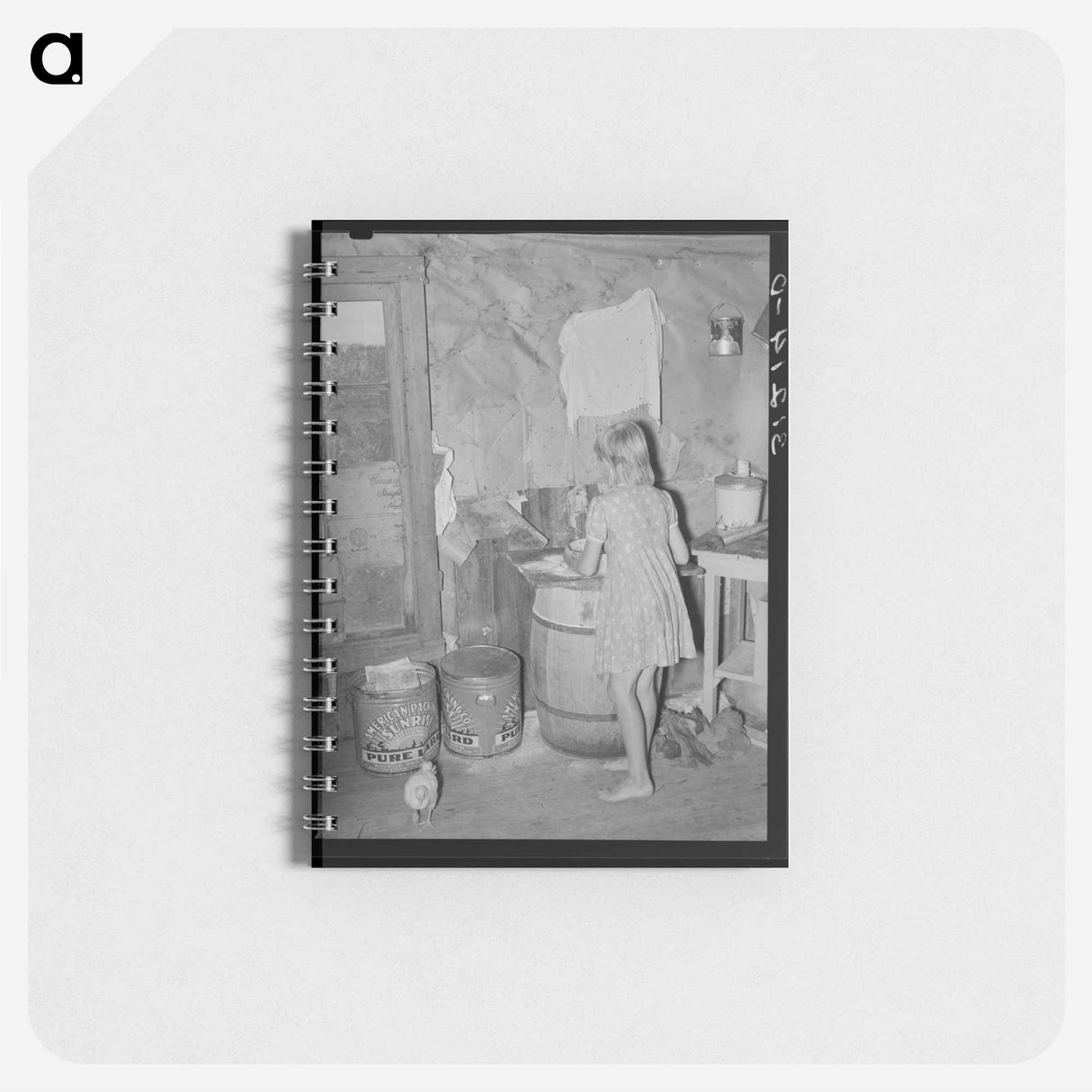アートメモ帳-Sharecropper's Daughter and Chicken in Kitchen of Shack Home
 - ラッセル リー Memo.