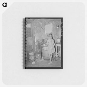 アートメモ帳-Sharecropper's Daughter and Chicken in Kitchen of Shack Home
 - ラッセル リー Memo.