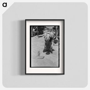 アートポスター-Day Laborer Adjusting Plow Points on Tractor-Drawn Planter
 - ラッセル リー Poster.