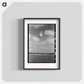アートポスター-Water Tower at Migrant Camp, Sinton, Texas
 - ラッセル リー Poster.