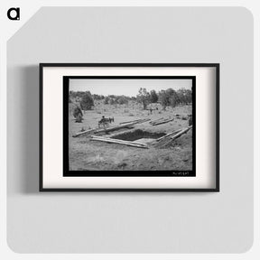 アートポスター-Faro Caudill and Neighbor Building Dugout, Pie Town, New Mexico
 - ラッセル リー Poster.