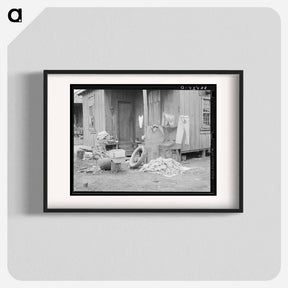 アートポスター-Clothing and Belongings Outside a House
 - ラッセル リー Poster.
