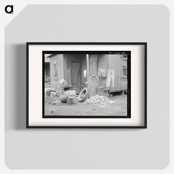 Clothing and Belongings Outside a House
 - ラッセル リー Poster.