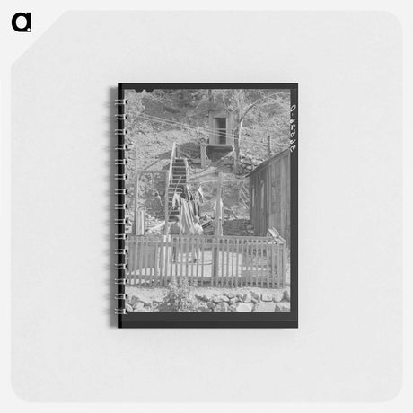 アートメモ帳-Backyard with Steps to Privy, Mogollon, New Mexico
 - ラッセル リー Memo.