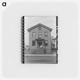 アートメモ帳-House with Articles on Roof of Porch During Fall House Cleaning, Meriden, Connecticut
 - ラッセル リー Memo.