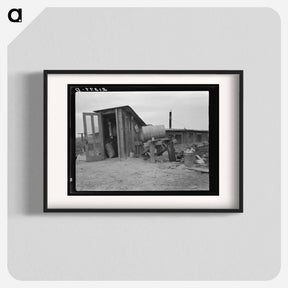 アートポスター-Untitled photo, possibly related to: Mr. and Mrs. Wardlow at entrance to their dugout basement home. Dead Ox Flat, Malheur County, Oregon - ドロテア ラング Poster.